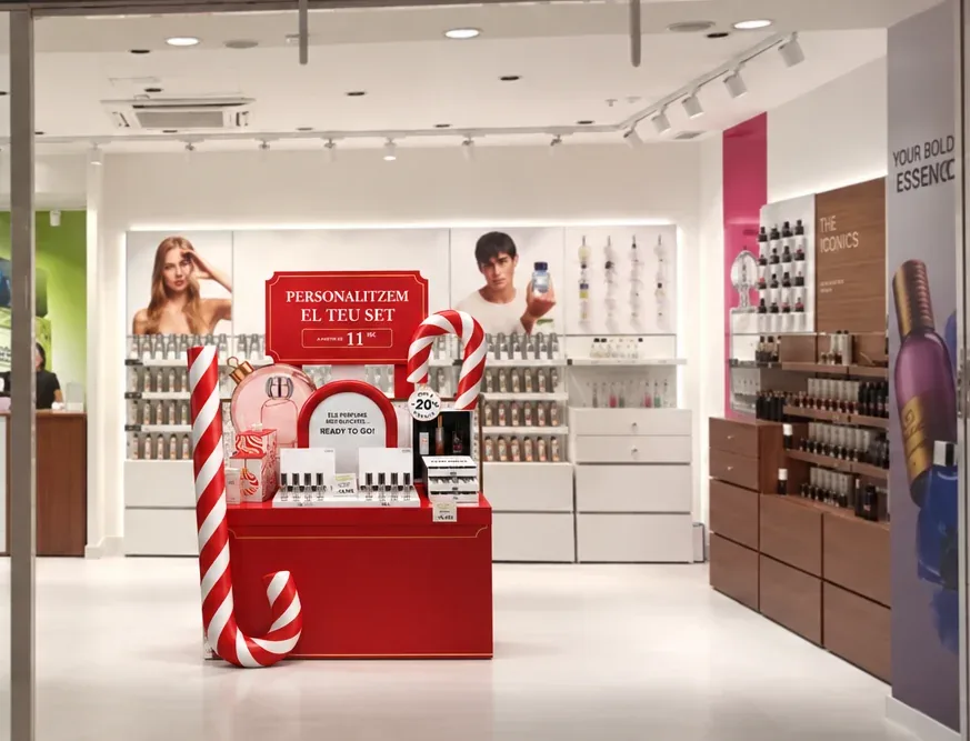 Expositor navideño de cartón con bastones de caramelo instalado en el centro de una perfumería