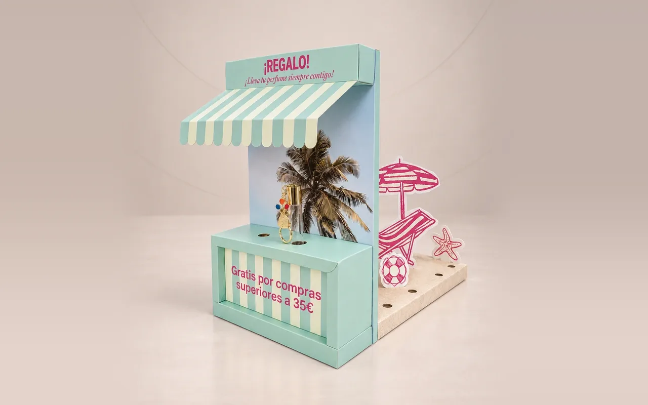 Expositor de cartón de verano para perfumería, con toldo a rayas y ficticios de playa en forex